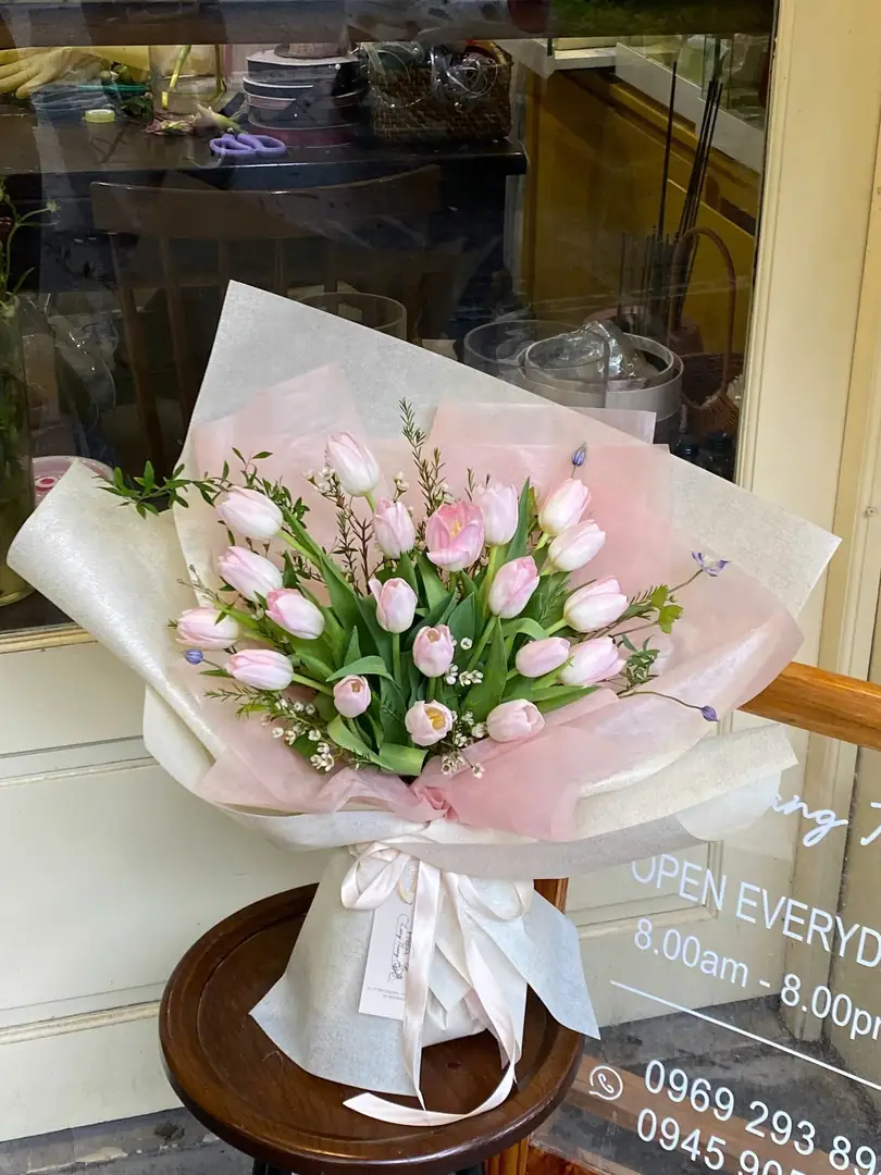 Bó tulip hồng nhạt giấy trong - Ảnh 1