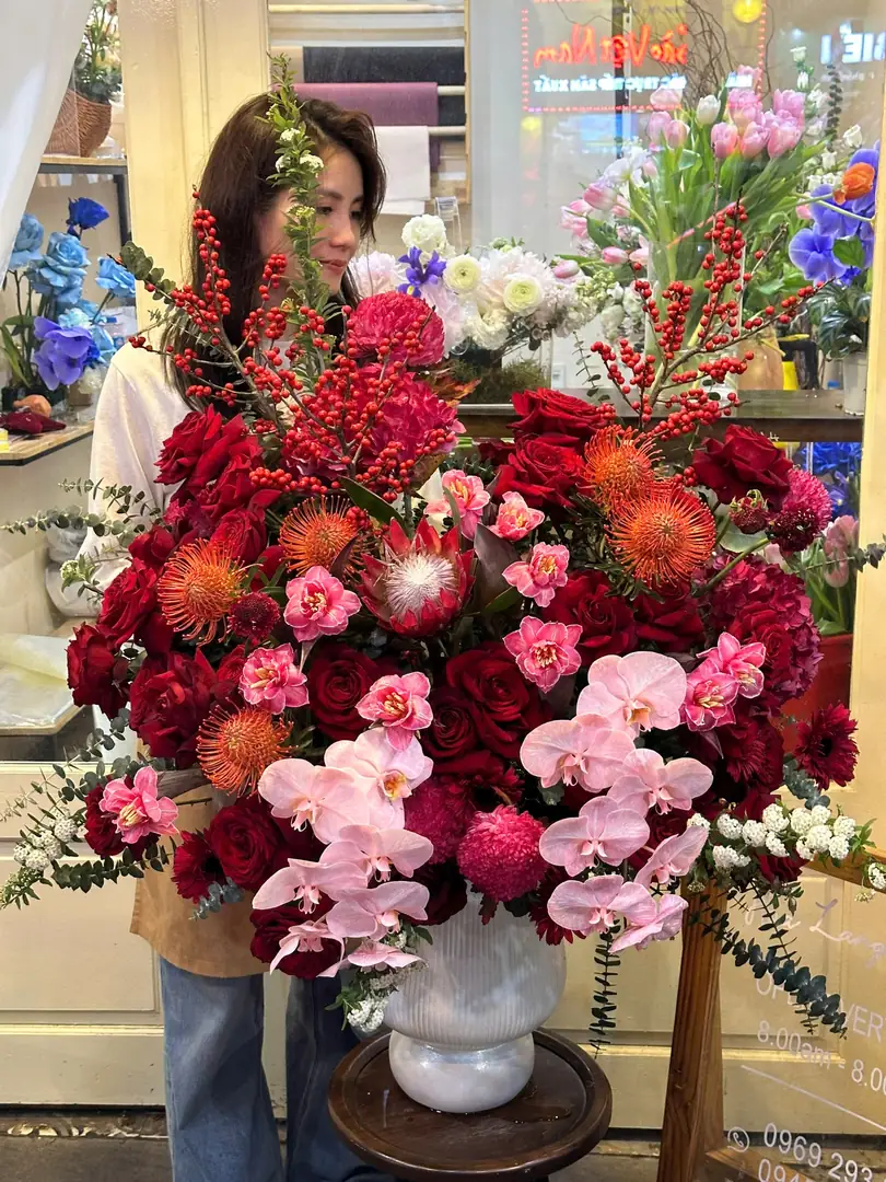 Bình hoa đỏ hồng sang trọng - Ảnh 1