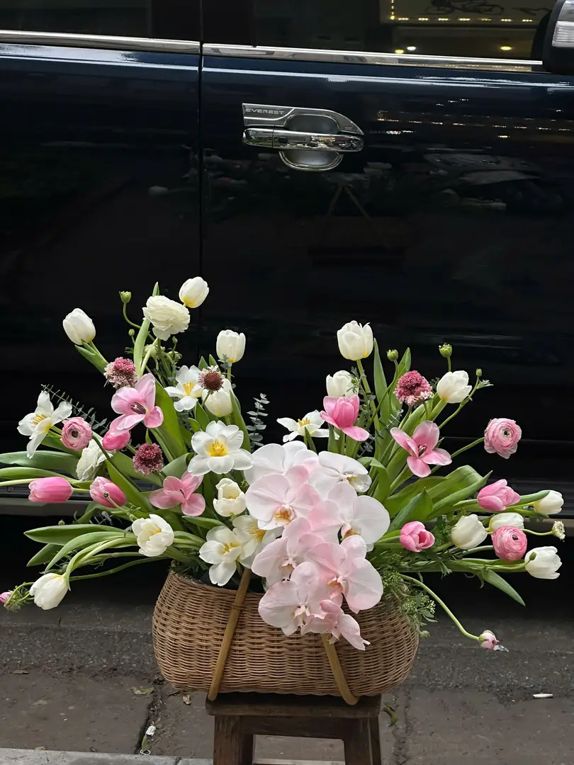 Giỏ mây tulip trắng hồng và lan hồ điệp - Ảnh 1