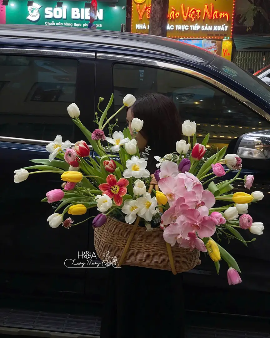 Giỏ mây tulip nhiều màu và lan hồ điệp hồng - Ảnh 1
