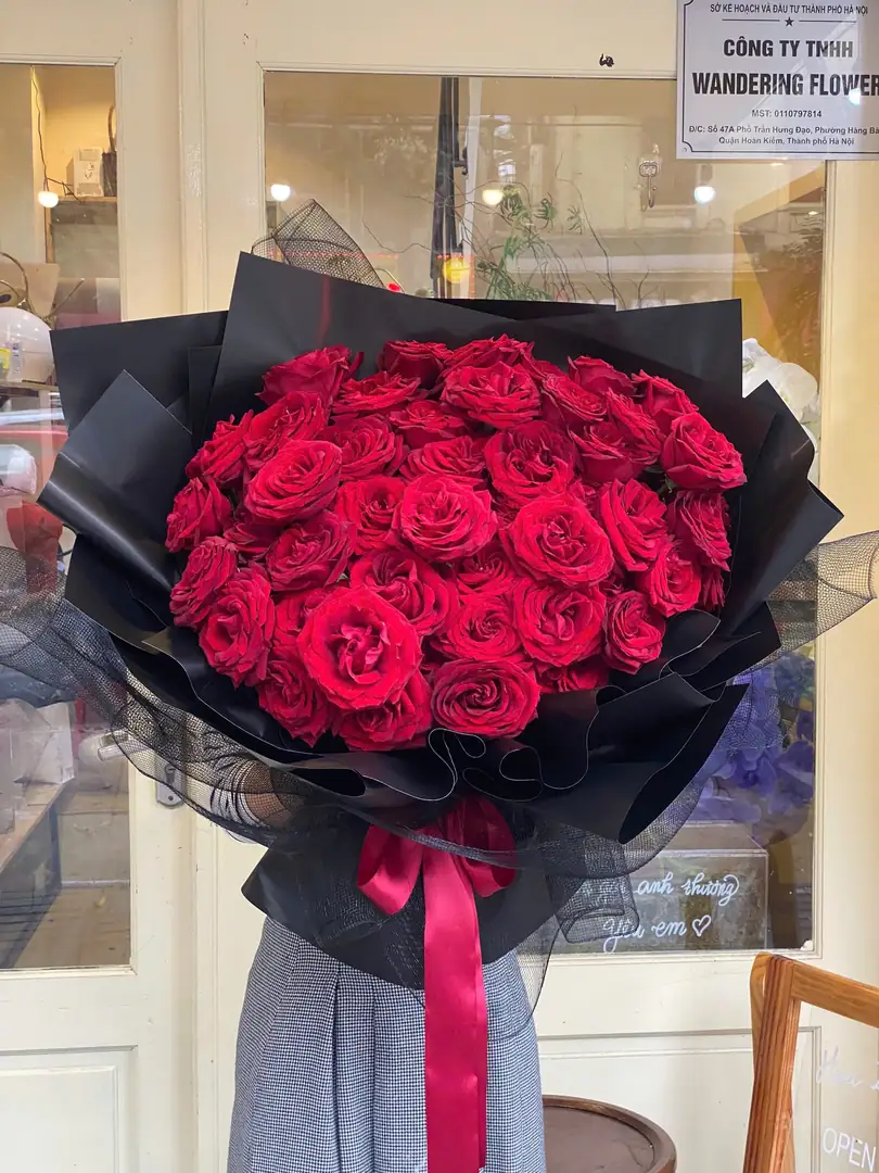 Bó hồng đỏ cỡ lớn giấy đen - Ảnh 1
