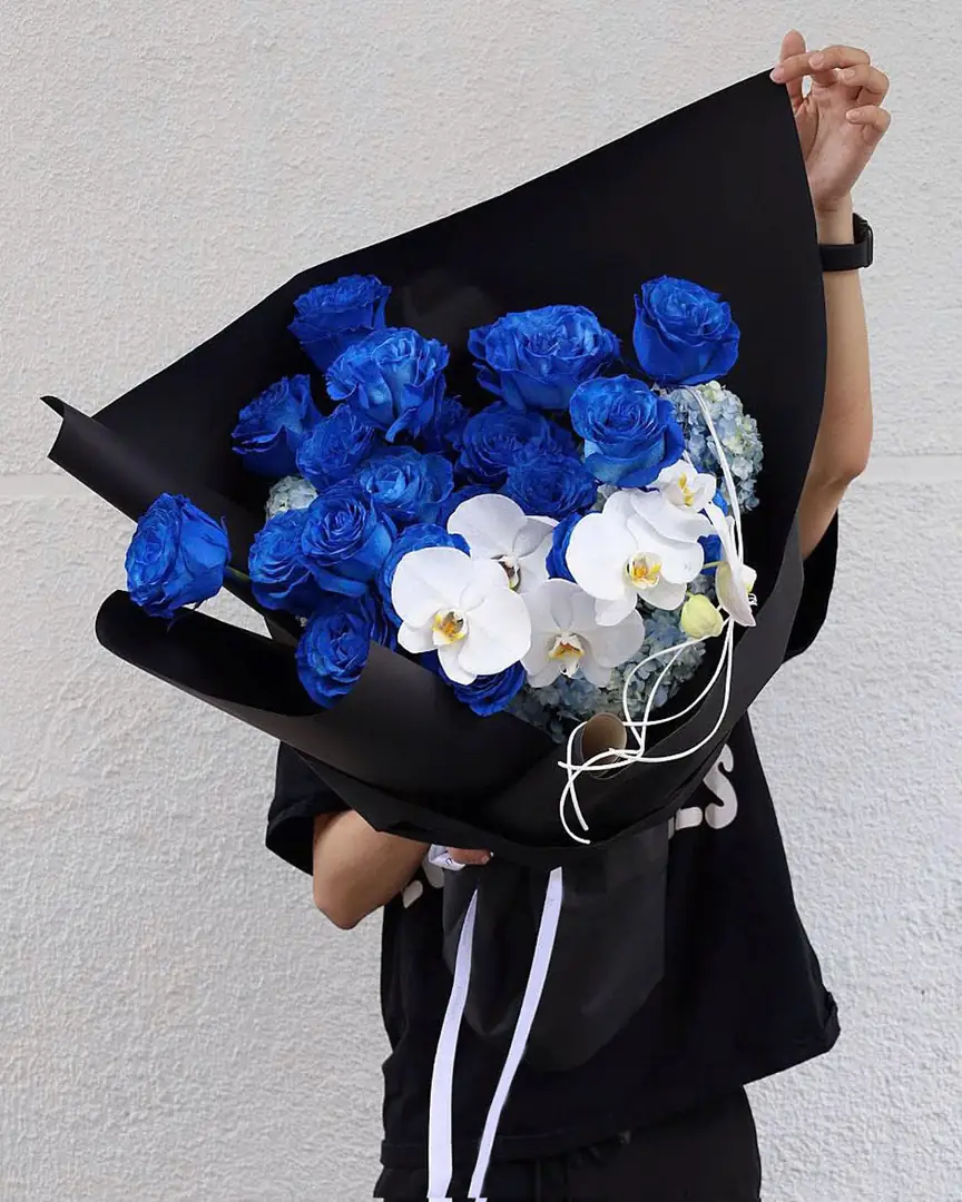 Bó hồng xanh dương và lan trắng giấy đen - Ảnh 1
