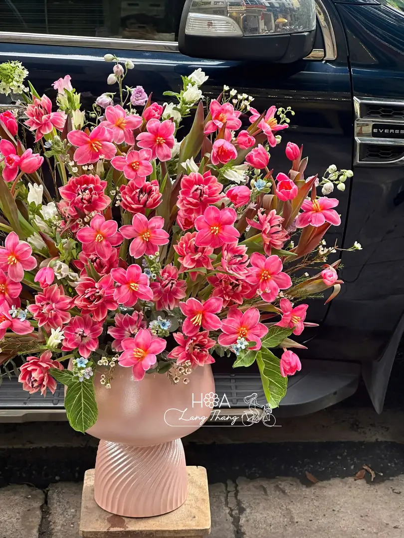 Bình hoa tông hồng đỏ - Ảnh 1