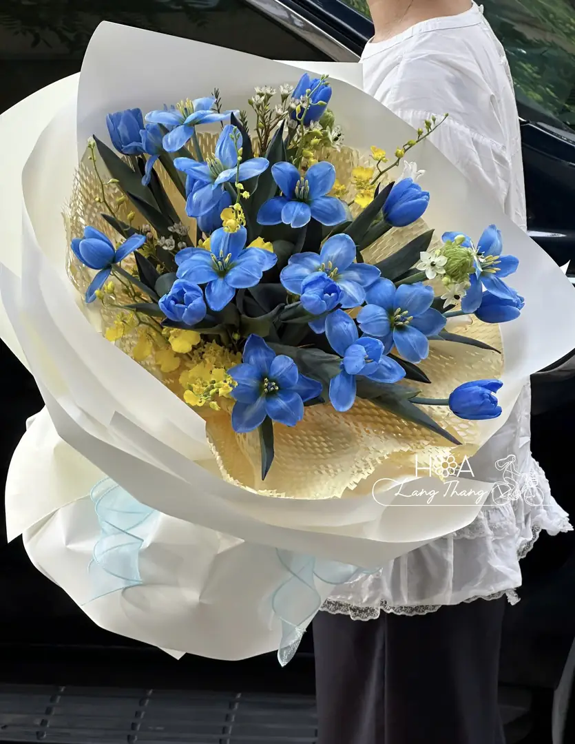 Bó hoa xanh dương giấy trắng - Ảnh 1