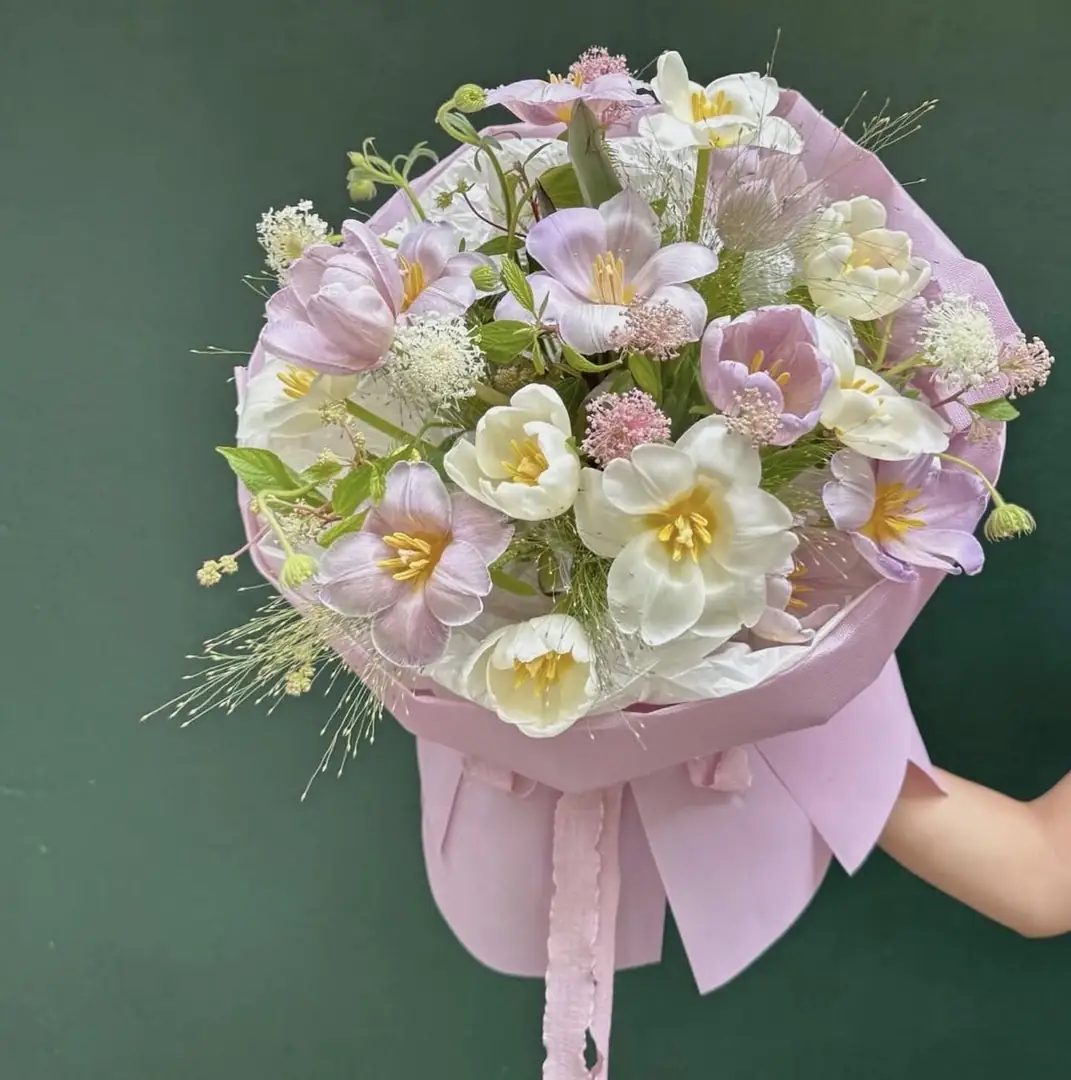 Bó tulip tím nhạt và trắng - Ảnh 1