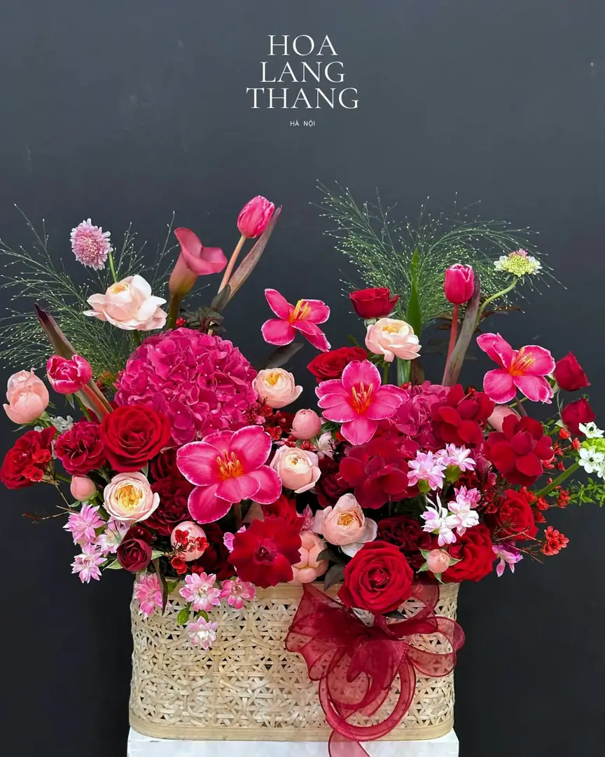 Lẵng hoa mix tông đỏ hồng giỏ mây