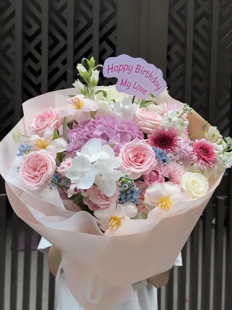 Bó hoa mix pastel hồng xanh giấy trắng