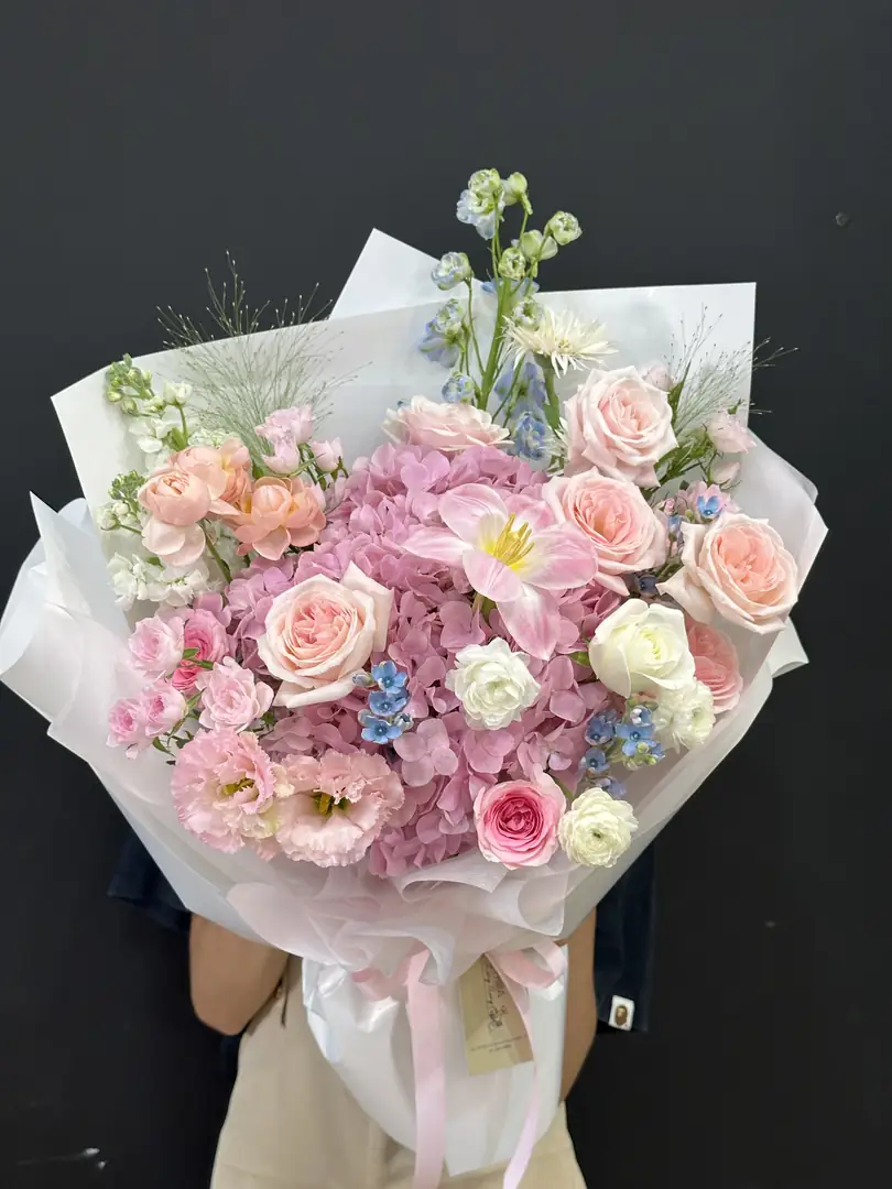 Bó hoa mix tông hồng cẩm tú cầu giấy trắng