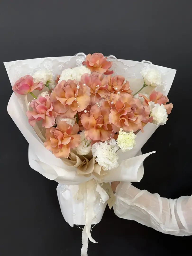 Bó hoa hồng cam đào giấy trắng