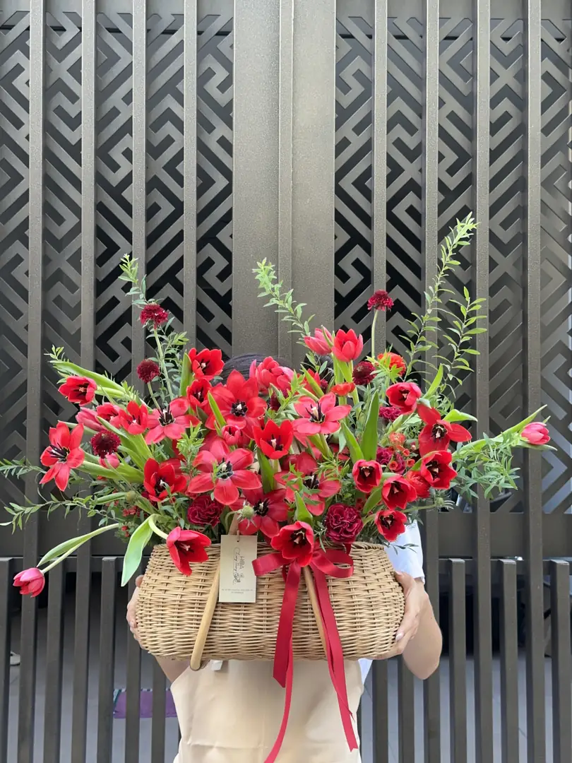 Giỏ mây hoa đỏ mix tulip