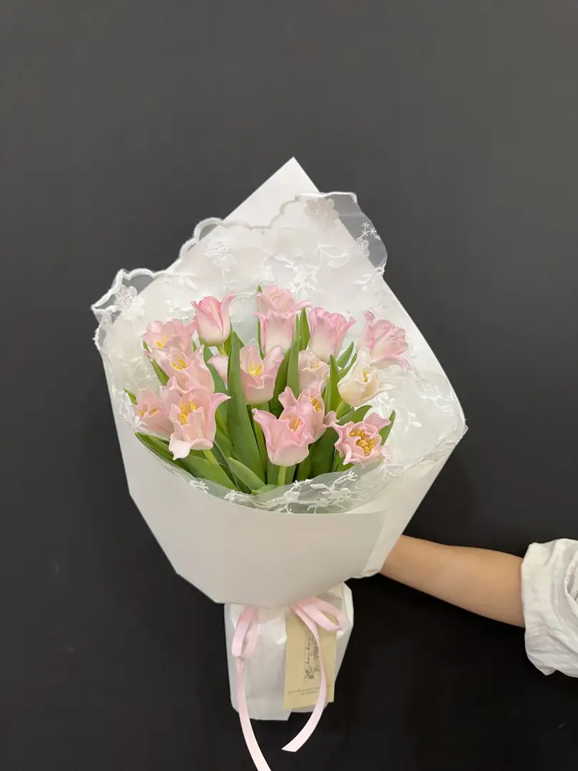 Bó tulip hồng giấy trắng