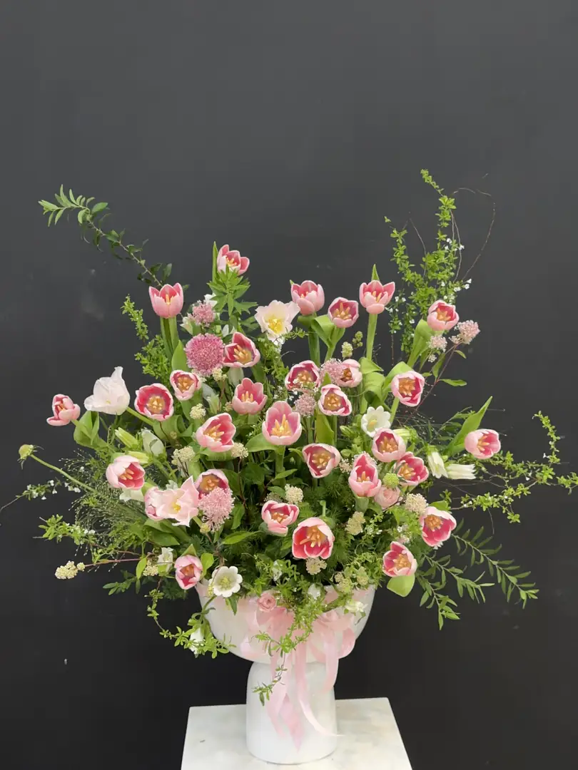 Bình tulip hồng cành lá