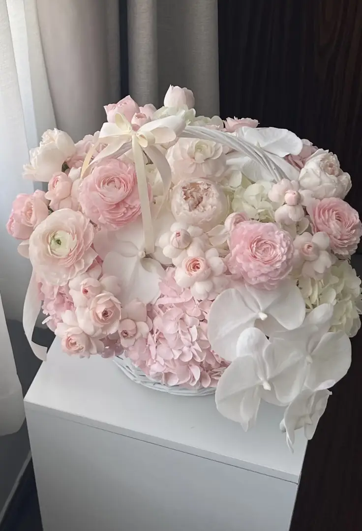 Giỏ cẩm tú cầu tím pastel mix lan trắng