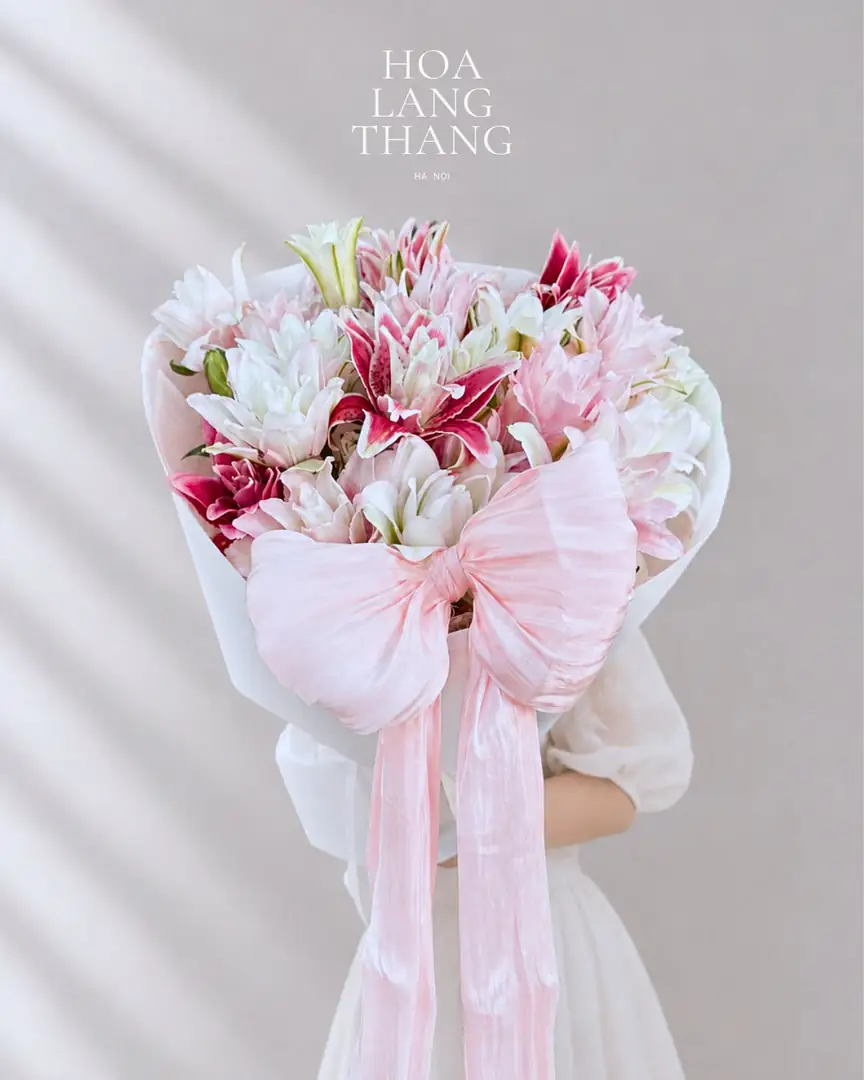 Bó tulip trắng hồng lớn giấy trắng - Ảnh 1