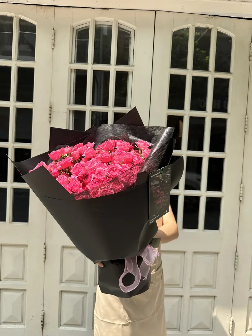 Bó cẩm chướng hồng đậm giấy đen