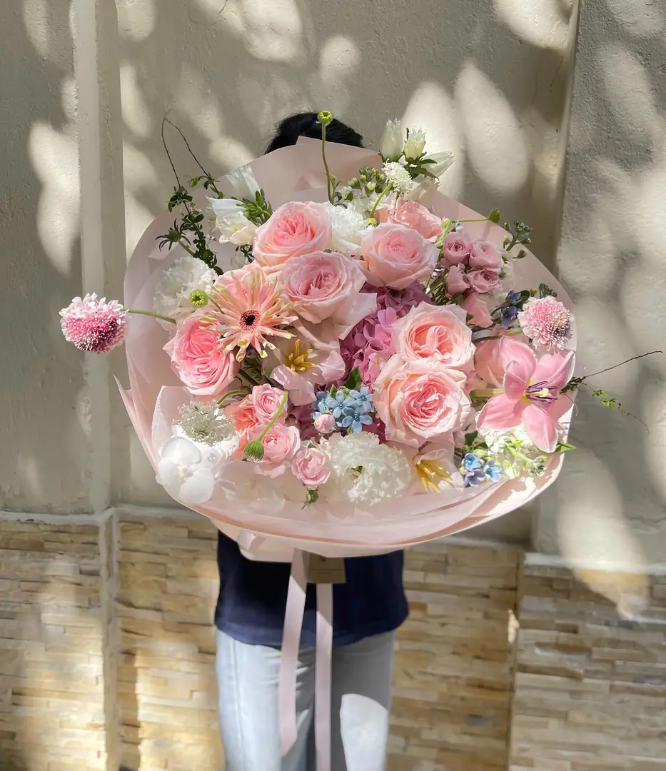 Bó hồng pastel mix cúc giấy hồng