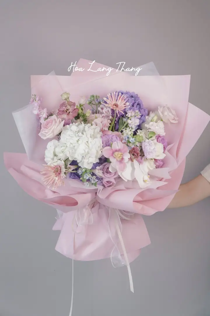 Bouquet với hoa hồng, cúc và lan hồ điệp, kiểu cắm lãng mạn, sắc hồng và tím