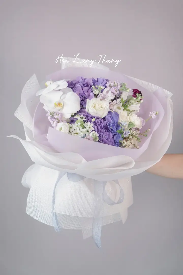 Bó hoa với màu tím chủ đạo, gồm hoa hồng, <a href=