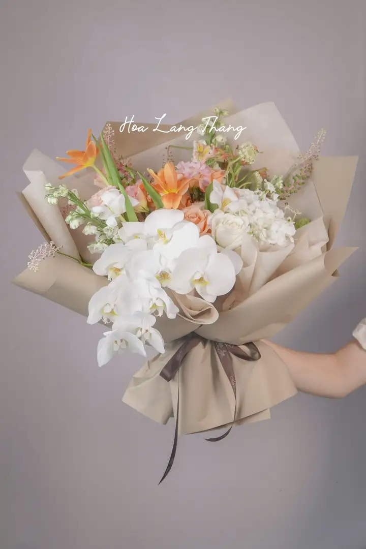 Bó hoa tươi với các loại hoa như lan hồ điệp, hồng, cẩm tú cầu, kiểu cắm sang trọng