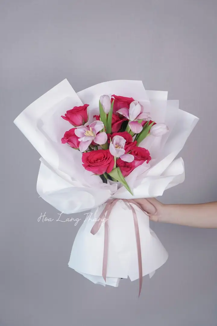 Bó hoa gồm hồng và tulip, trang trí tinh tế, thích hợp làm quà tặng