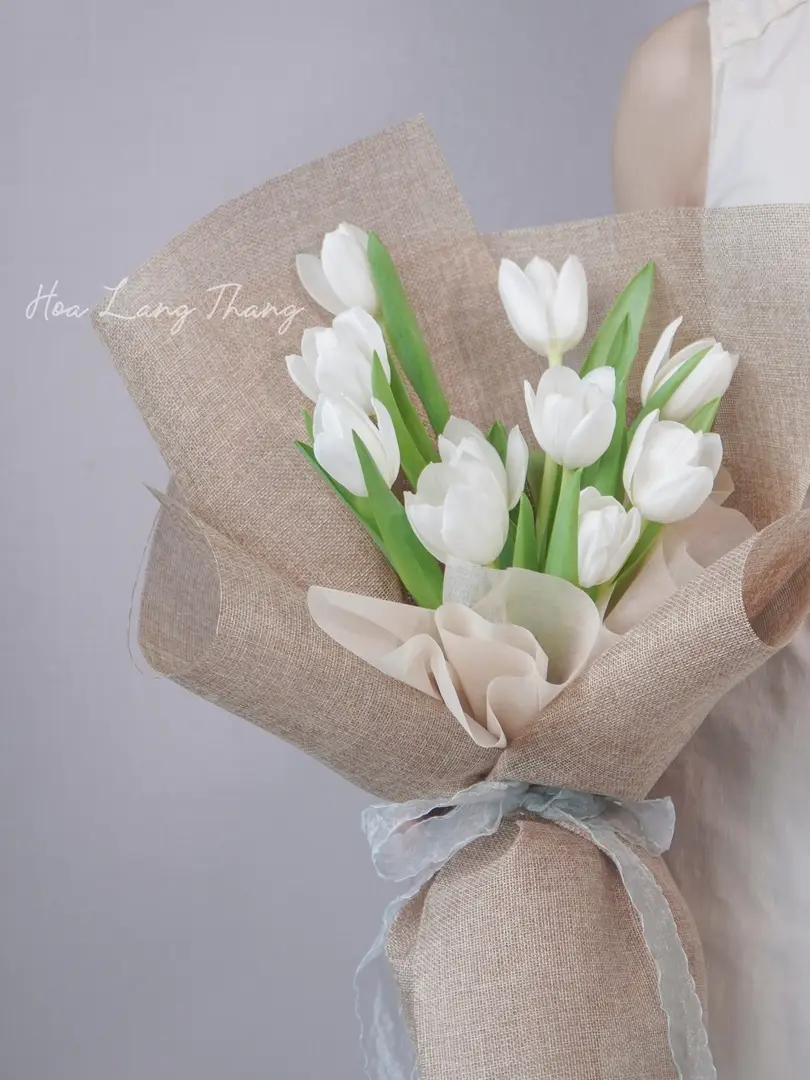 Bouquet tulip trắng xinh xắn, phù hợp cho nhiều dịp đặc biệt