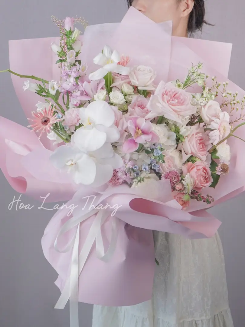 Bó hoa ngập tràn sắc hồng với hoa hồng, lan hồ điệp và hoa cát tường, kiểu cắm sang trọng