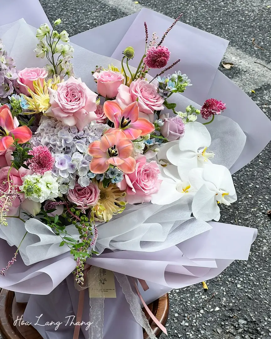 Bó hoa tươi với hồng, ly, tulip và <a href=