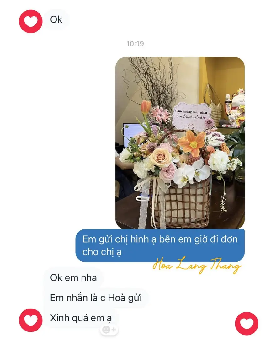 Giỏ hoa chúc mừng với hoa hồng, hoa baby và hoa ly, kiểu cắm lạ mắt