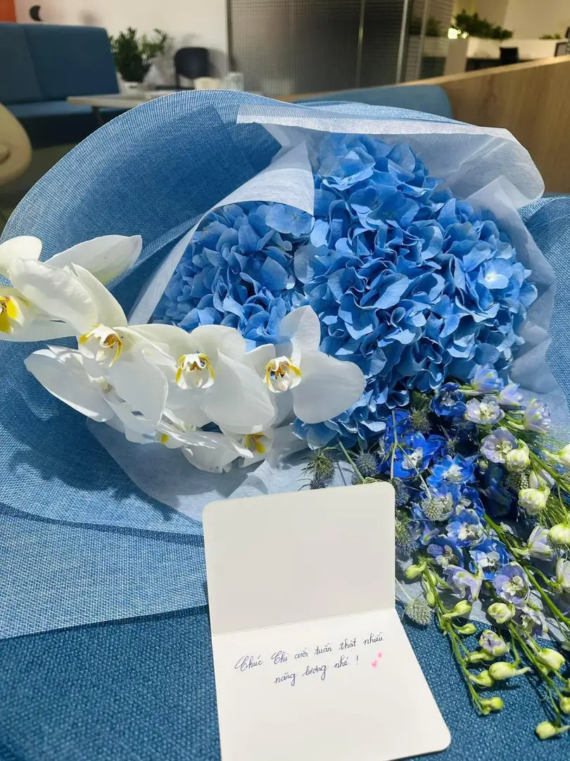 Bó hoa gồm hoa <a href=