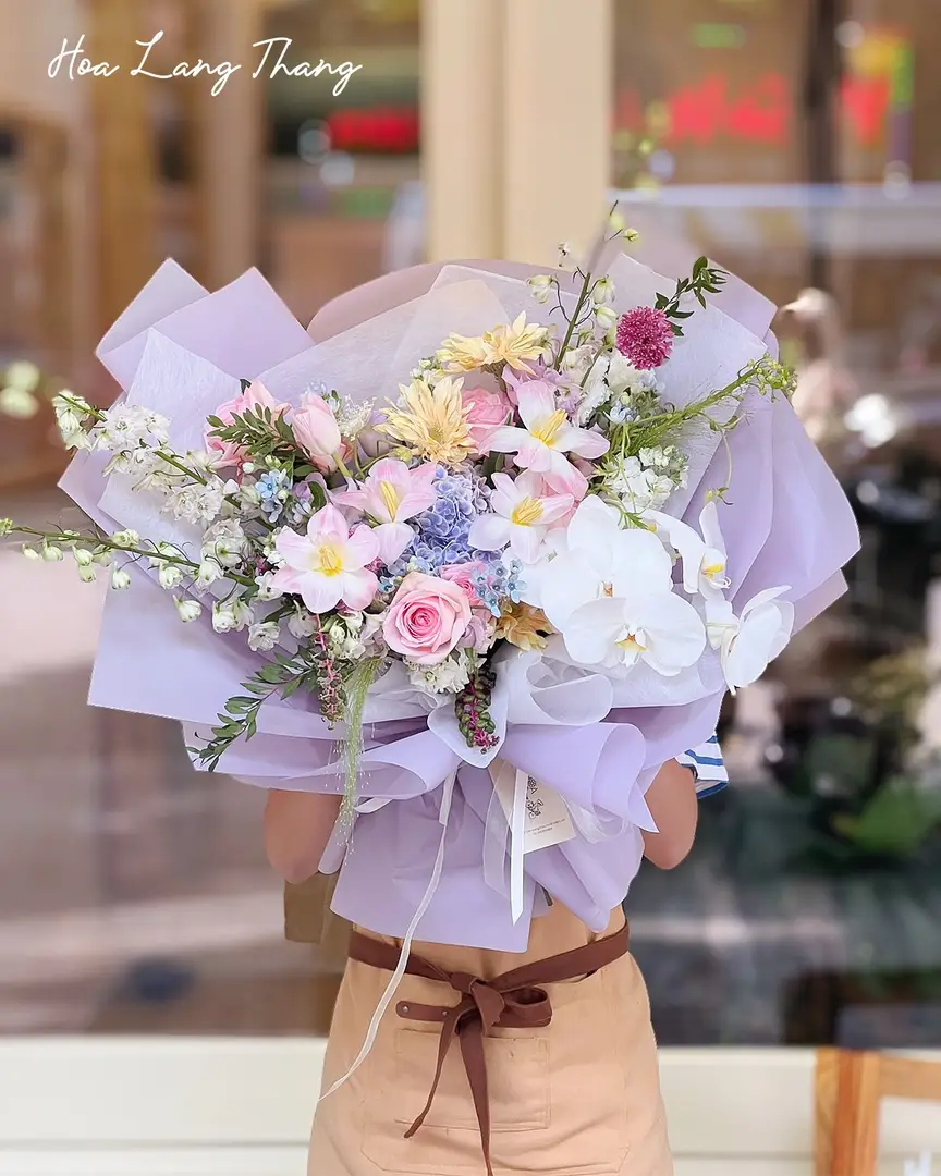 Bó hoa tươi đẹp với ly, lan hồ điệp, hồng, các màu sắc pastel dịu dàng