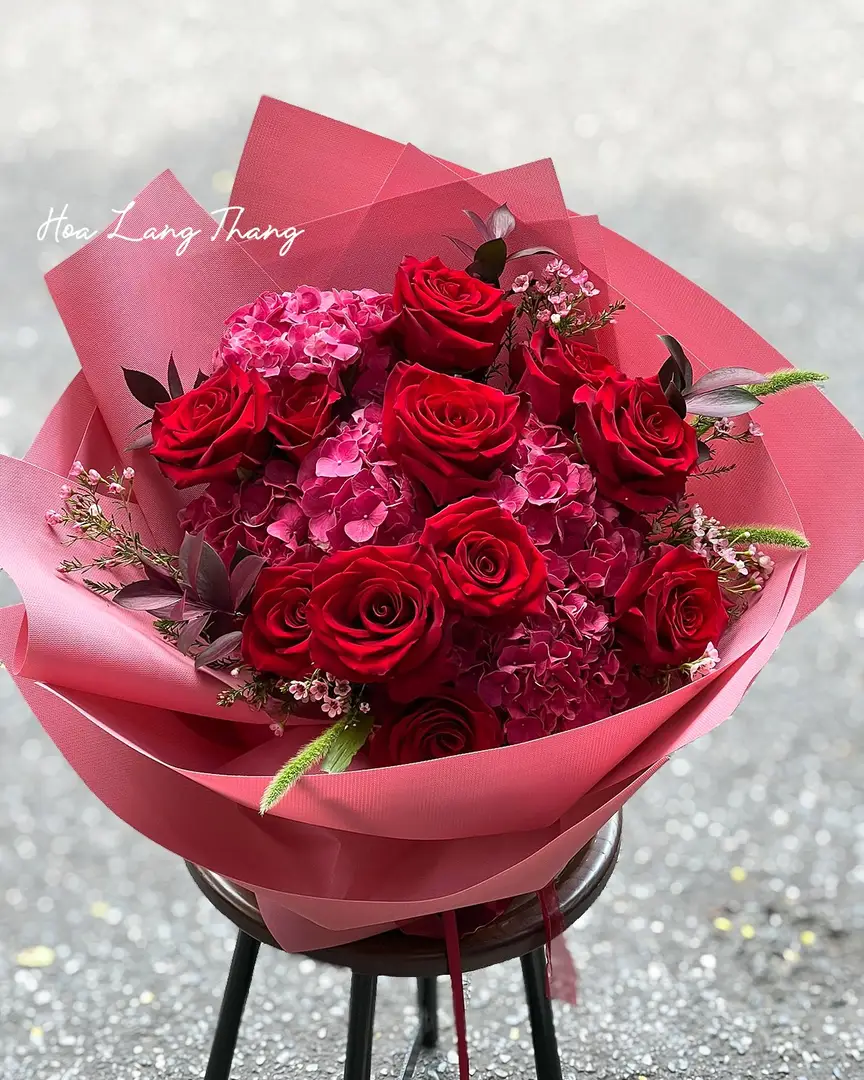 Bó hoa gồm hồng đỏ và hoa <a href=