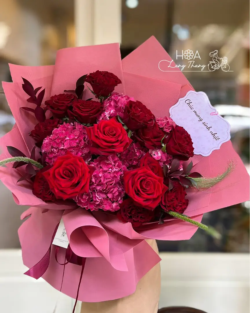 Bó hoa hồng đỏ và hoa cẩm tú cầu hồng, cắm dạng bó đẹp mắt