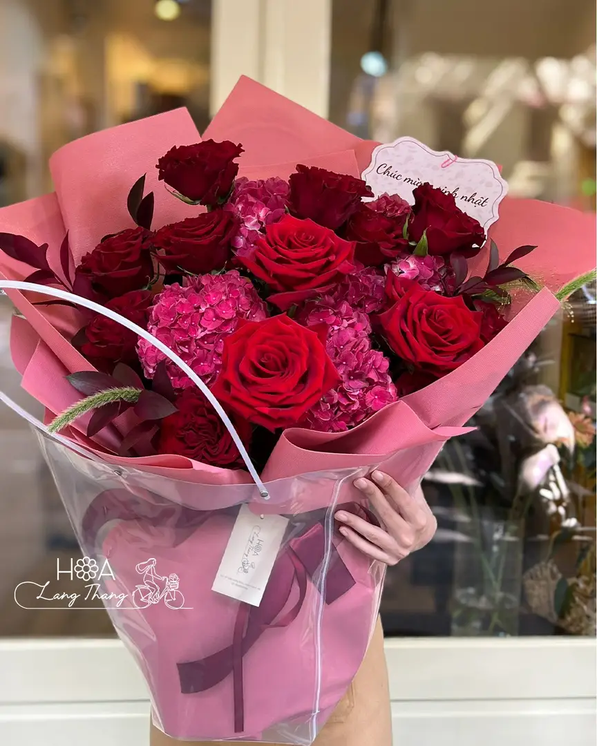 Bó hoa hồng đỏ kết hợp với hoa cẩm tú cầu, sang trọng và tinh tế