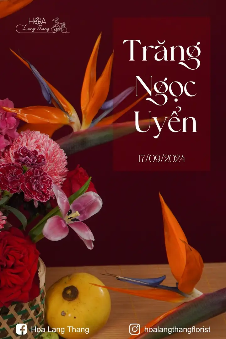 Bình hoa với lan hồ điệp, tulip và hoa hồng, kiểu cắm nghệ thuật đầy màu sắc