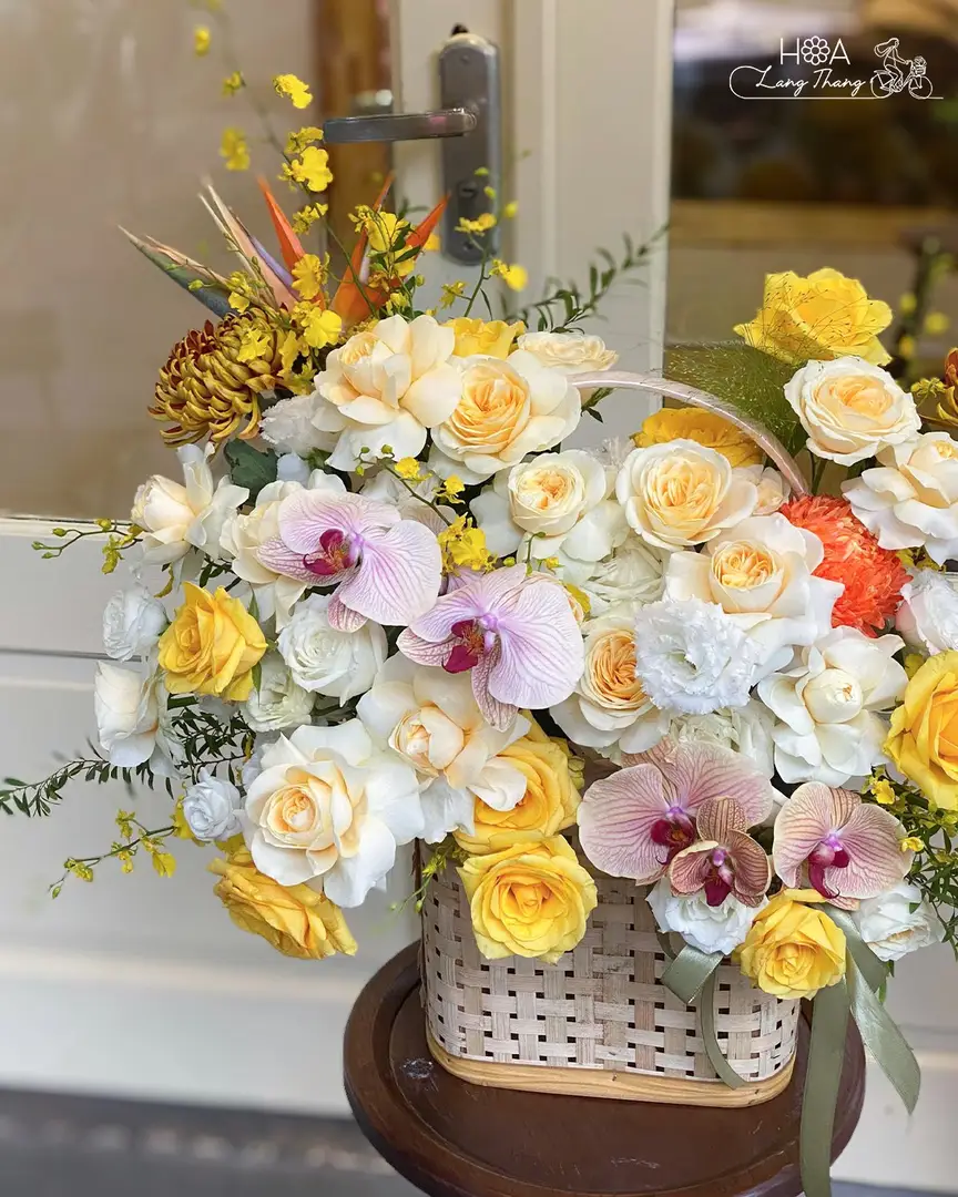 Giỏ hoa tươi với hoa hồng, lan hồ điệp và hoa mẫu đơn, kiểu cắm đẹp mắt