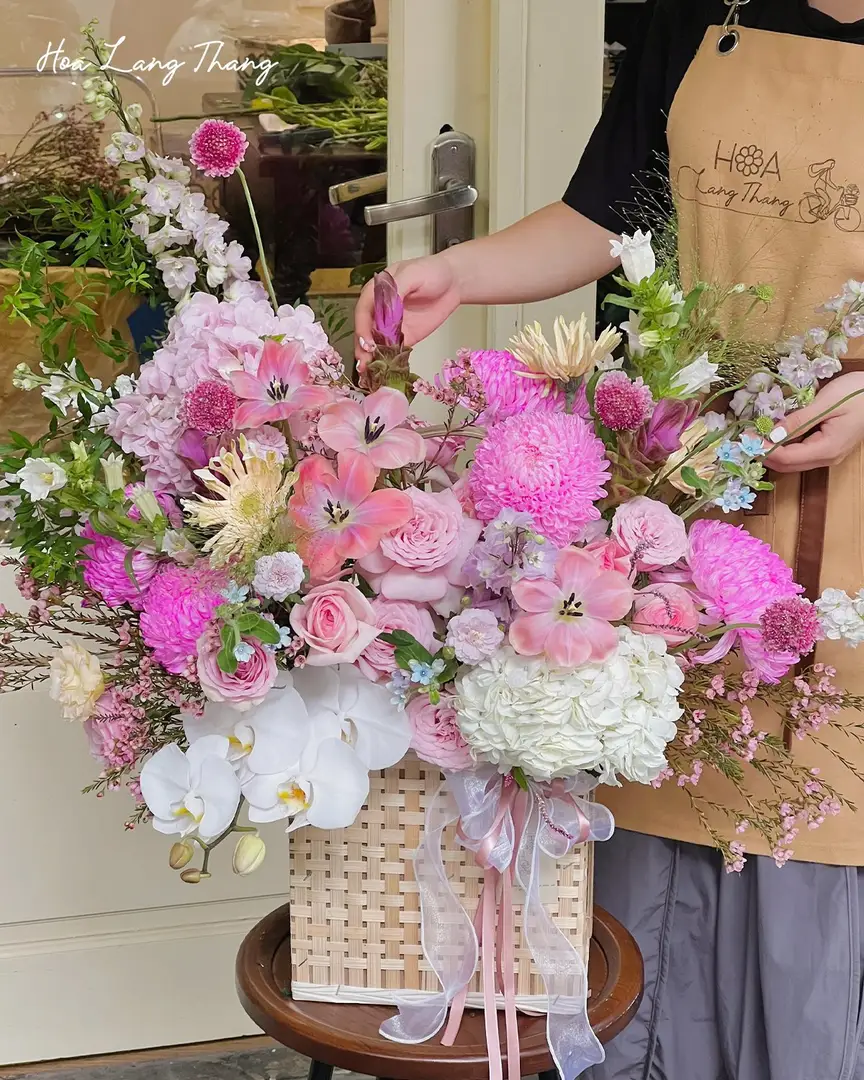 Bó hoa tươi sáng gồm hồng, ly, cúc, <a href=