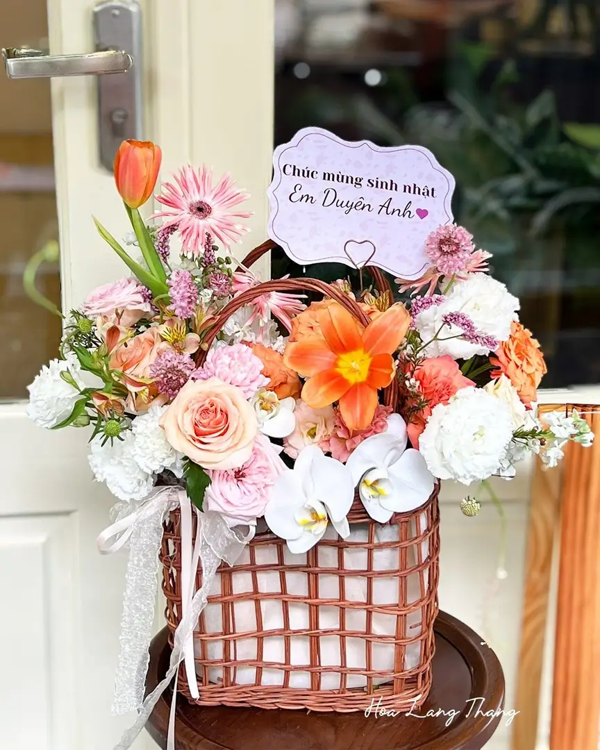 Giỏ hoa sinh nhật với hoa hồng, lan, cẩm chướng và tulip tươi sáng