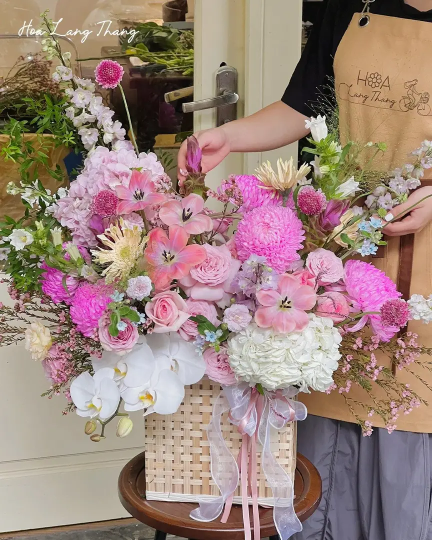 Giỏ hoa rực rỡ với tulip, hồng, ly, kiểu cắm lãng mạn