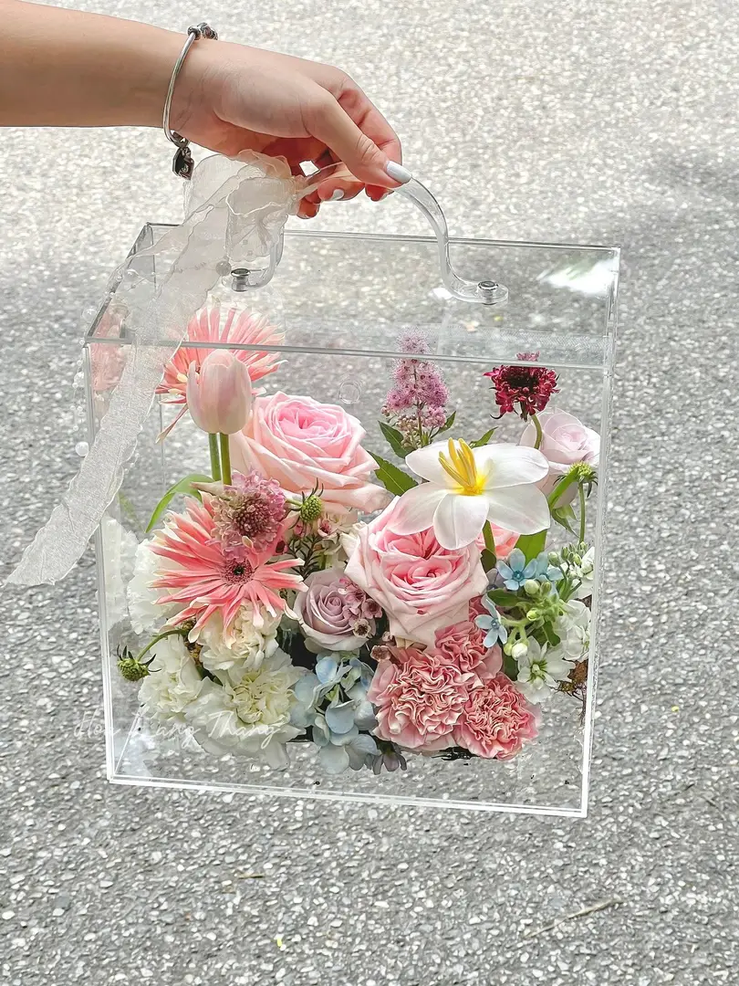 Giỏ hoa trong suốt với hồng, tulip, lan hồ điệp, kiểu cắm thủy tinh