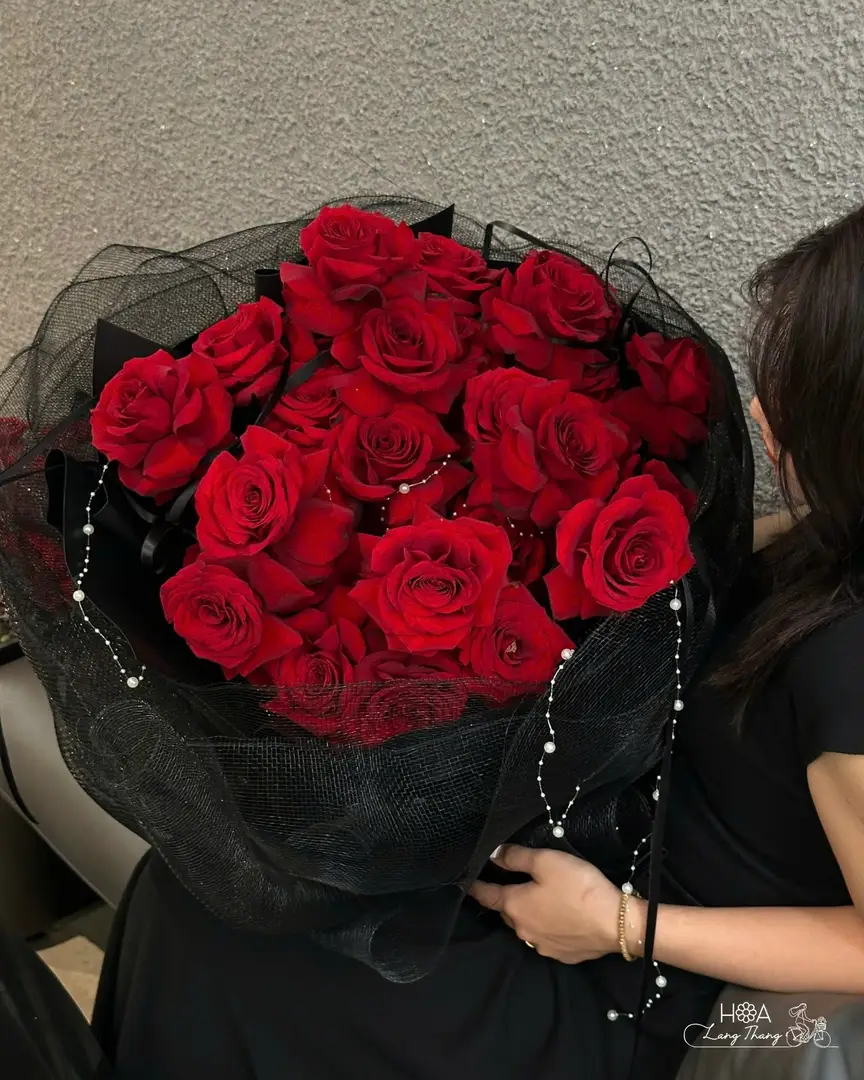 Bó hoa hồng đỏ rực rỡ, cắm đẹp mắt trong lớp lưới đen