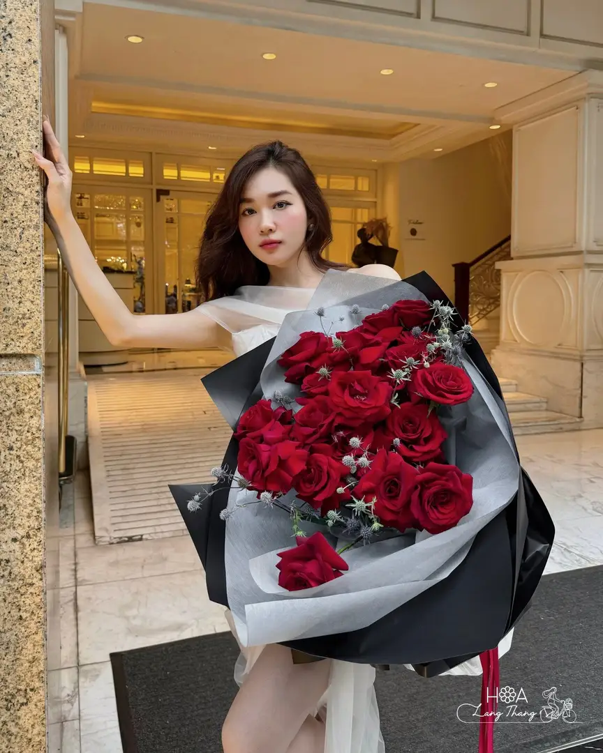 Cô gái xinh đẹp cầm <a href=