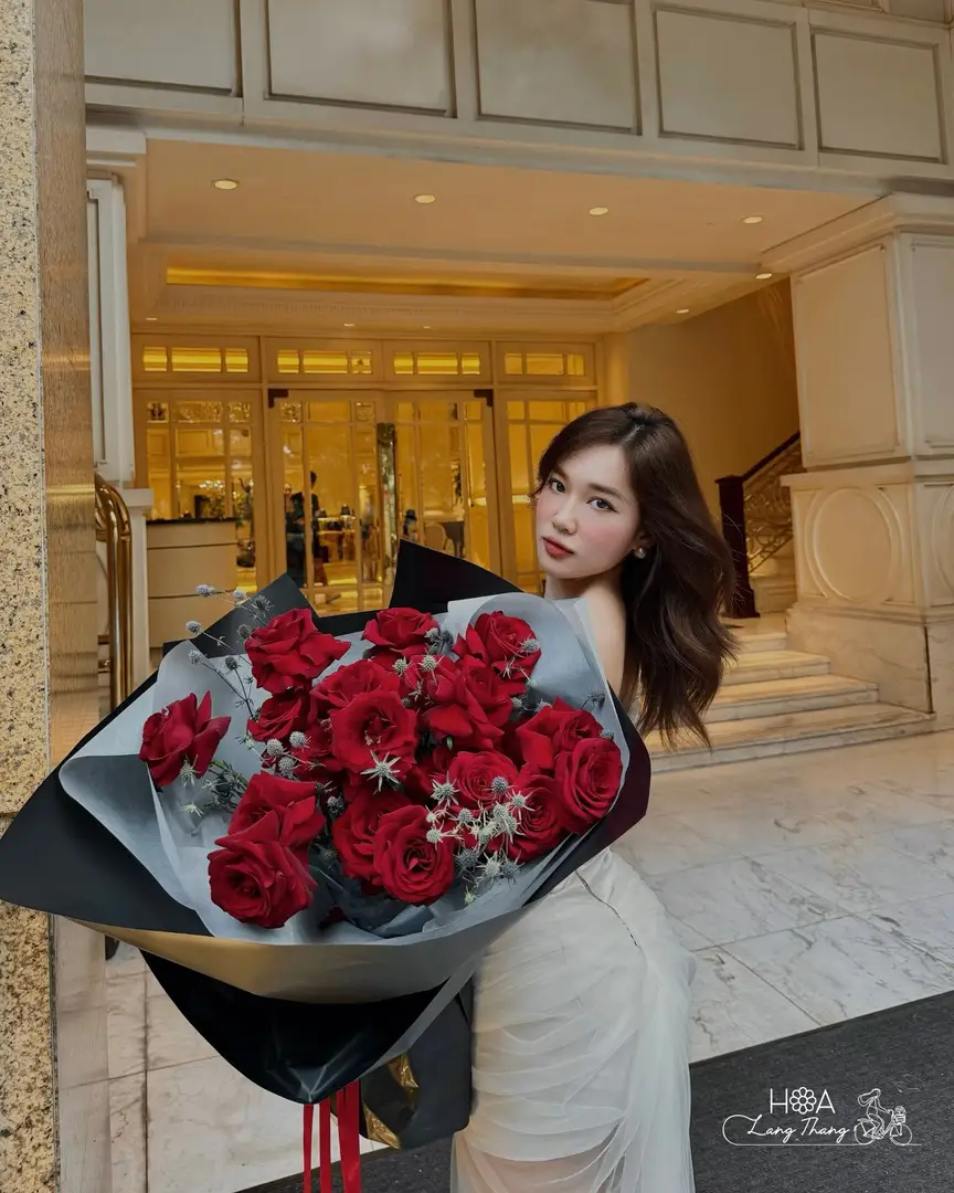 Cô gái xinh đẹp cầm <a href=