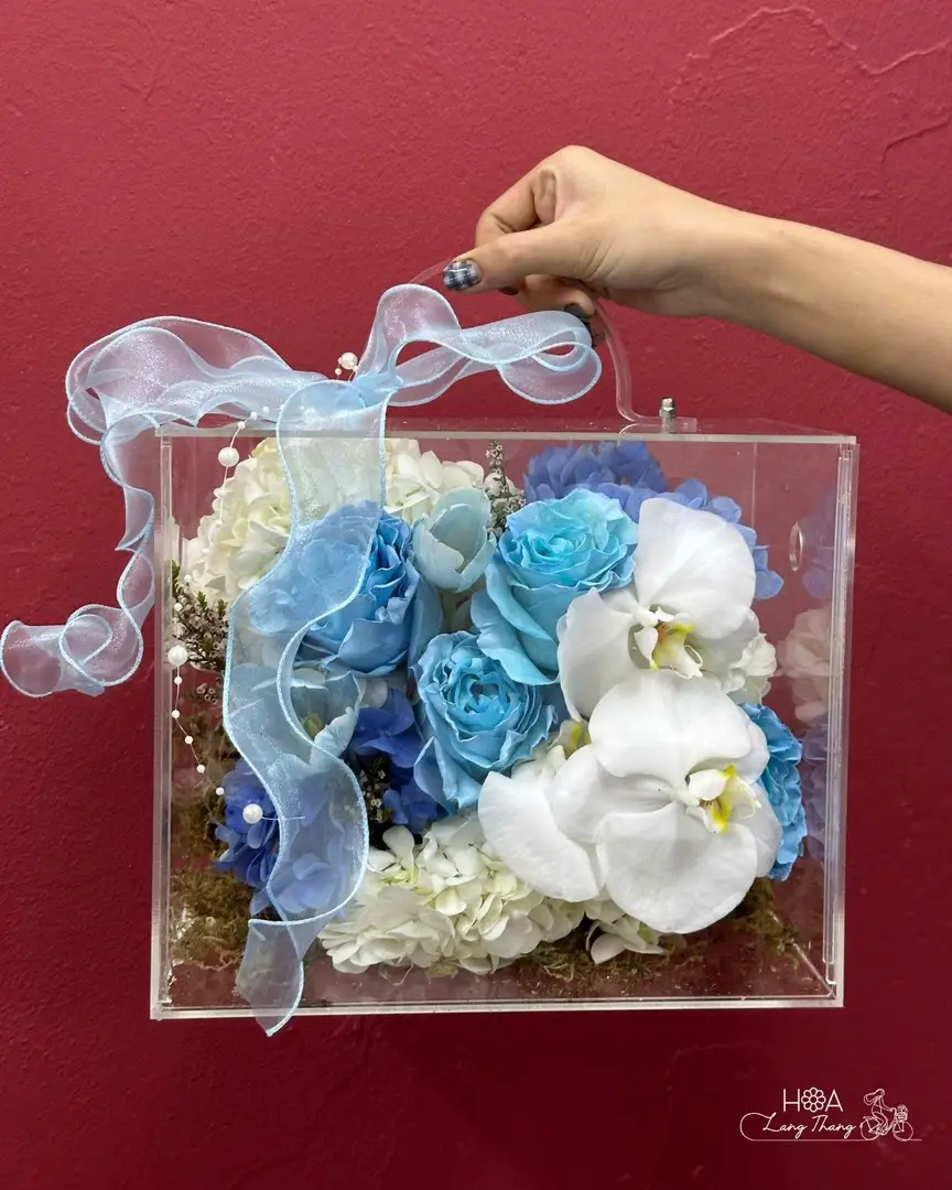 Giỏ hoa độc đáo với lan hồ điệp, hồng và hoa baby, sắc xanh nhẹ nhàng