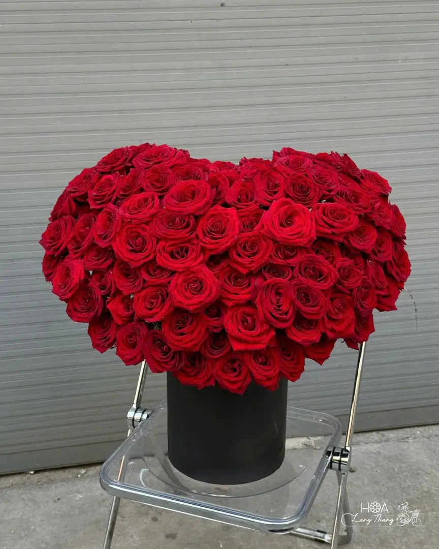 Hoa hồng đỏ được cắm thành hình trái tim đẹp mắt, thích hợp cho ngày Valentine