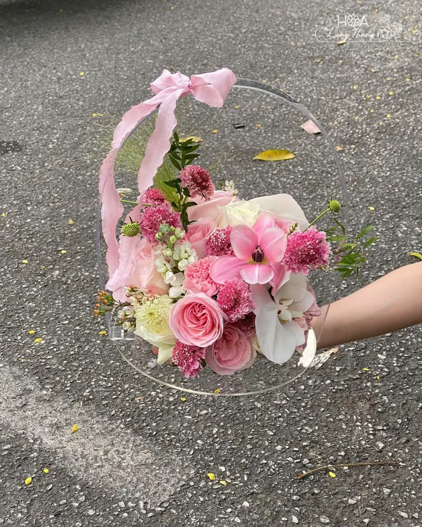 Bó hoa dịu dàng với hồng, lan hồ điệp và hoa scabiosa, kiểu cắm độc đáo