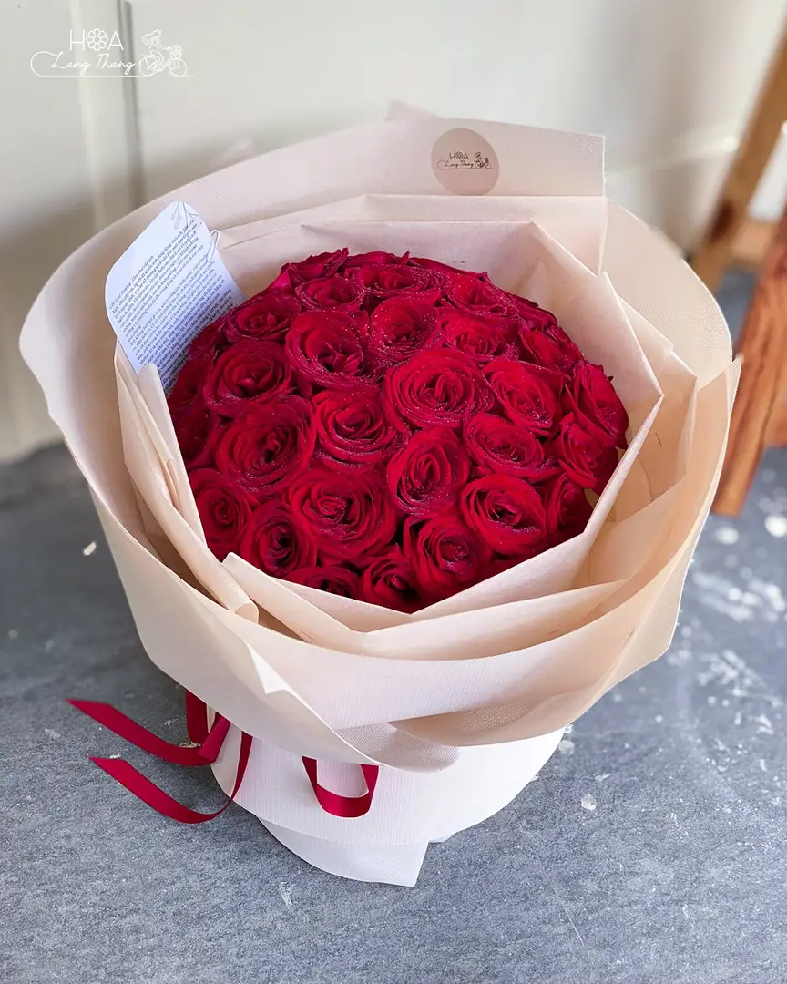 Bó hoa hồng đỏ tuyệt đẹp với kiểu cắm độc đáo