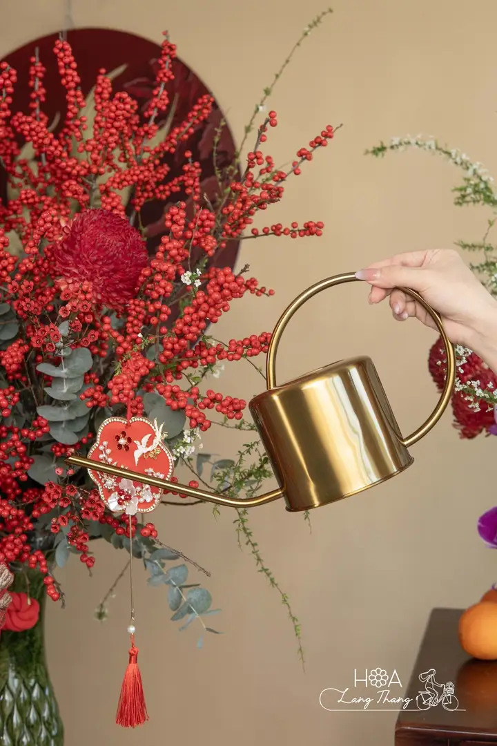 Bình hoa trang trí với hoa đỏ, tạo điểm nhấn trong không gian ngày Tết