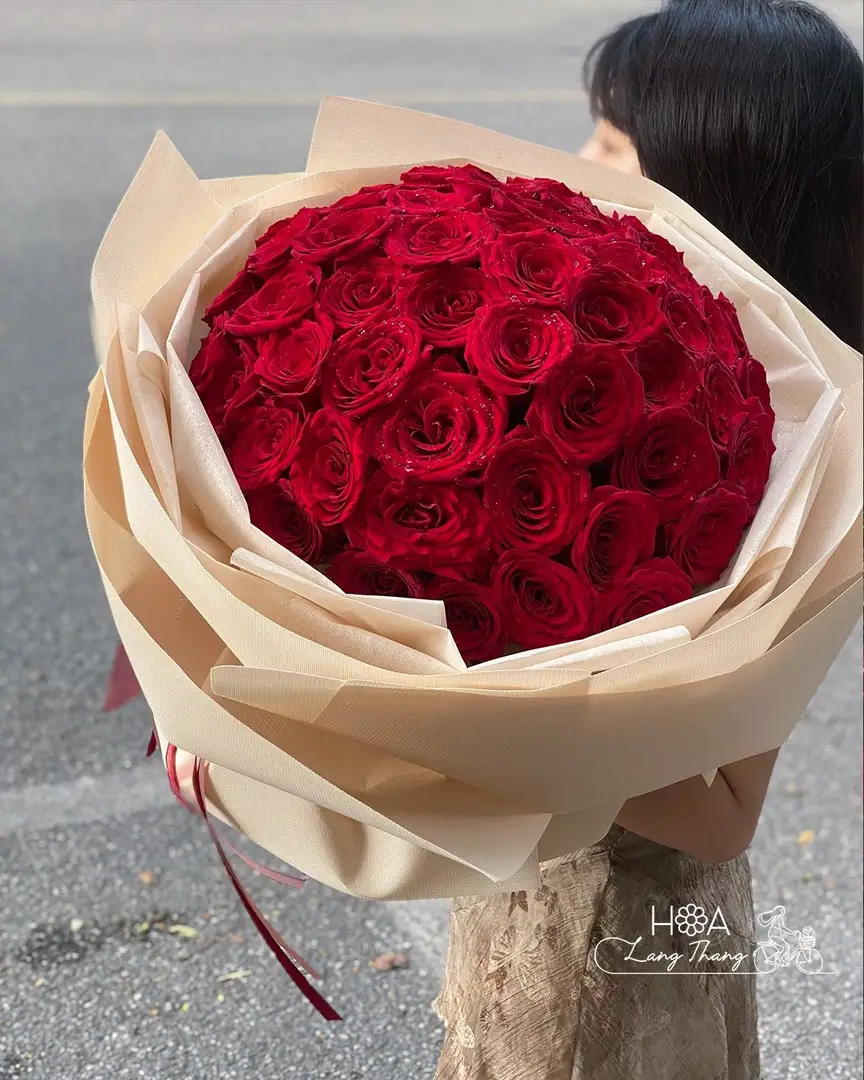 Bó hoa hồng đỏ đẹp rực rỡ, sang trọng và đầy ấn tượng