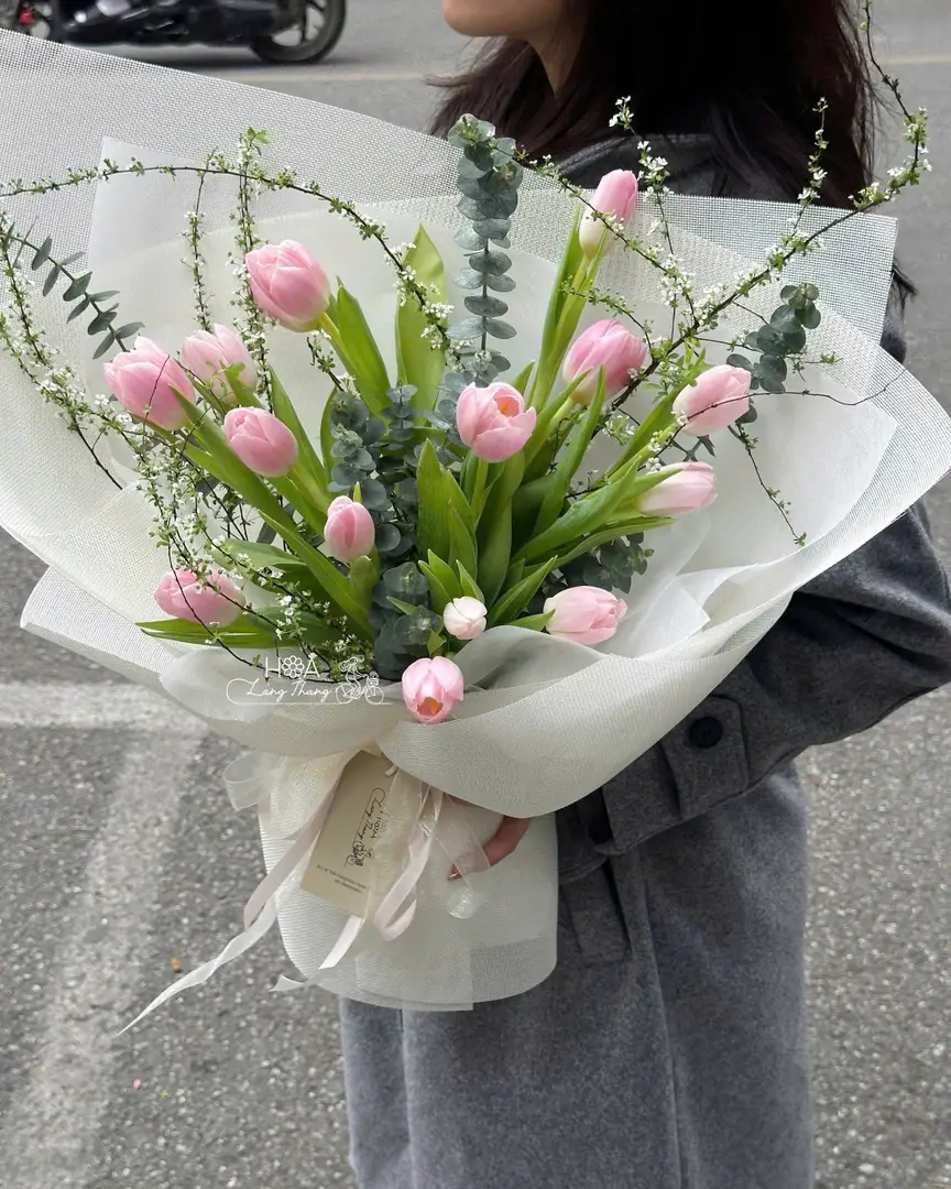 Bó hoa hồng và tulip hồng ngọt ngào, cắm cách điệu, phù hợp cho nhiều dịp