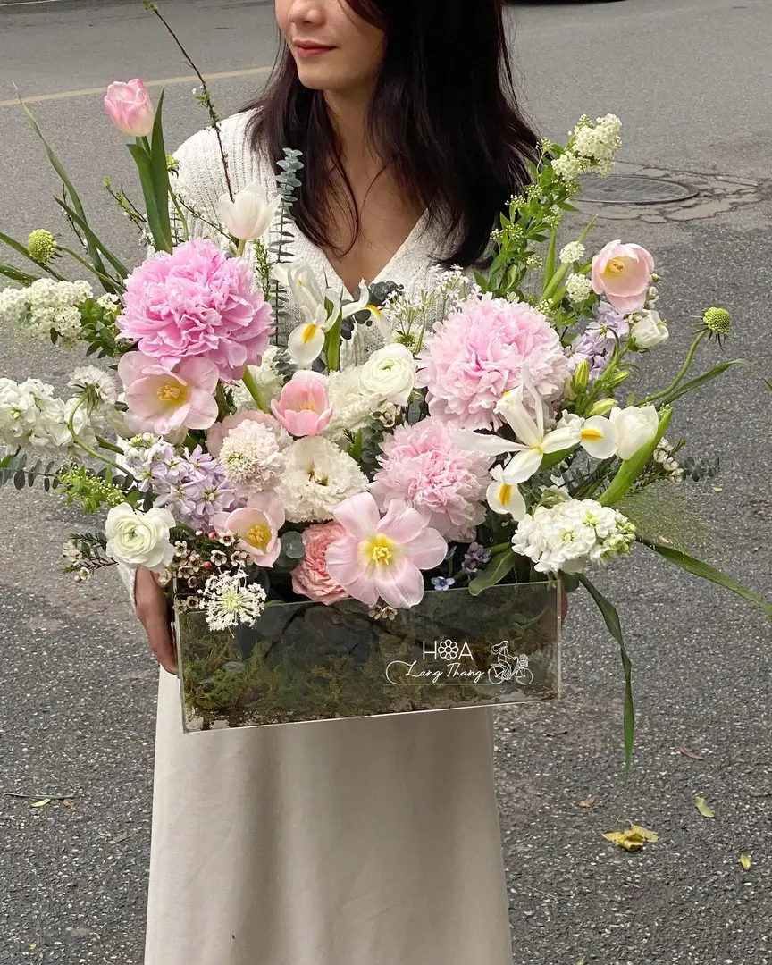 Bình hoa gồm hoa hồng, peony, tulip cắm đẹp mắt, phù hợp cho nhiều dịp